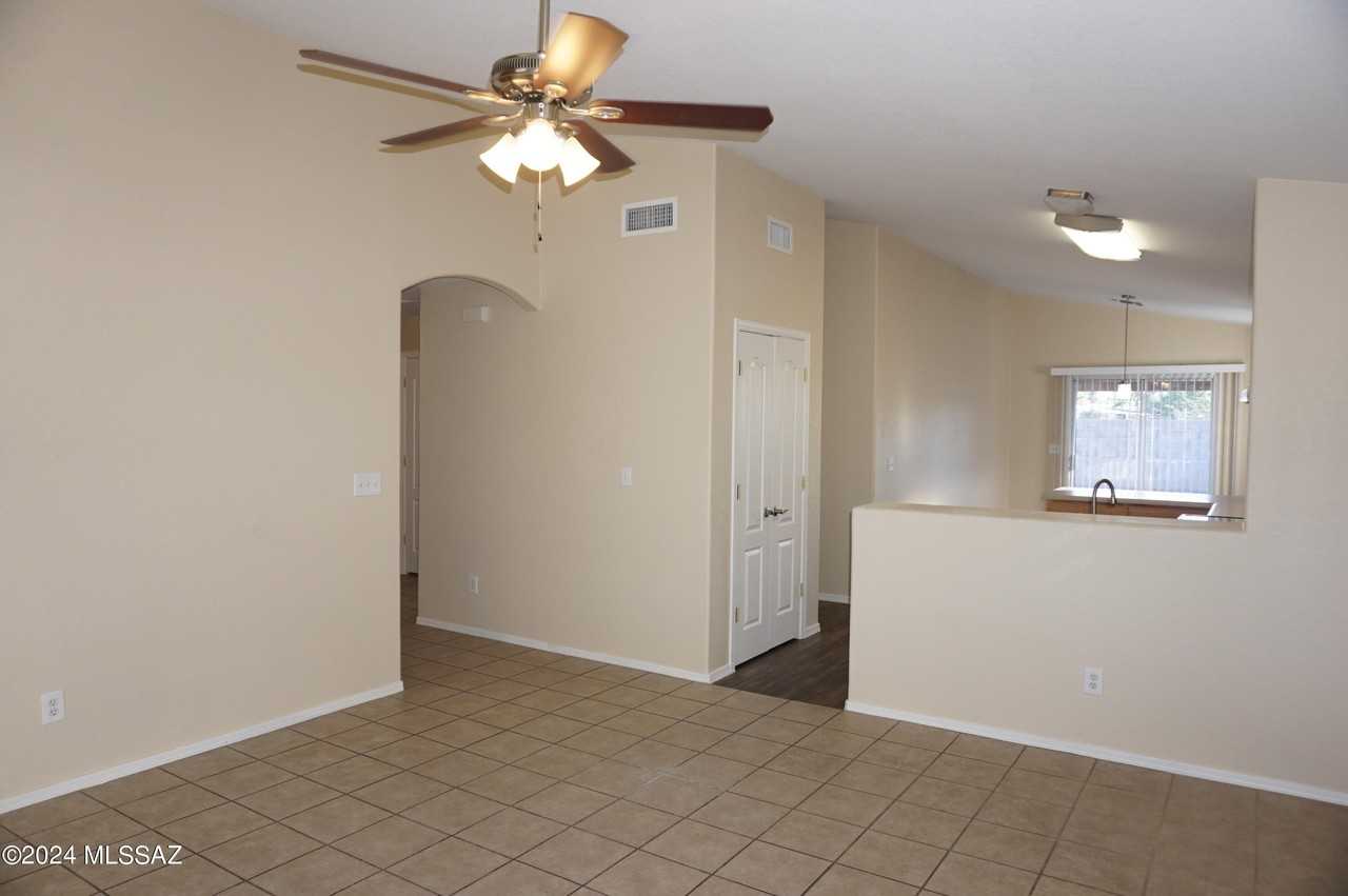 2201 S Saint Suzanne Dr - Photo 4 of 33