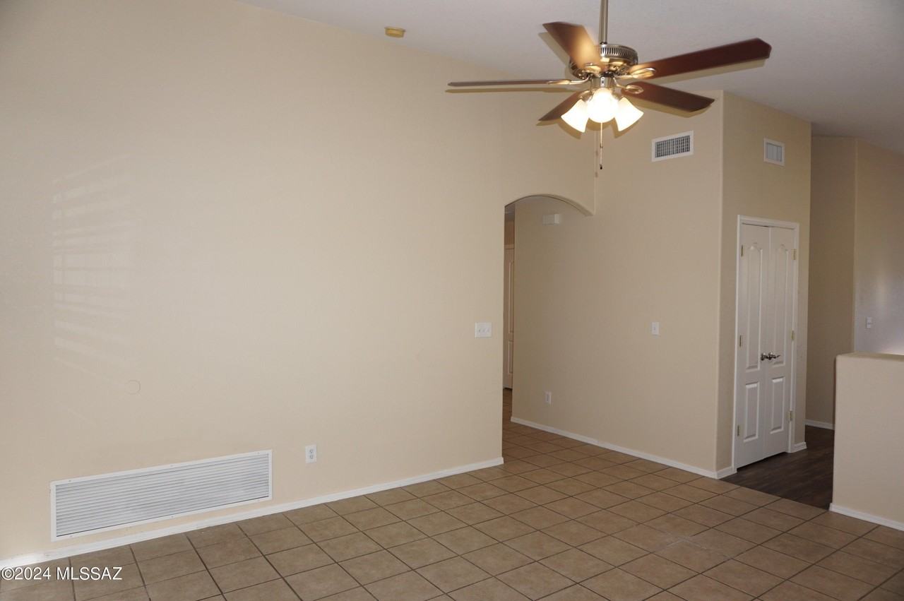 2201 S Saint Suzanne Dr - Photo 5 of 33