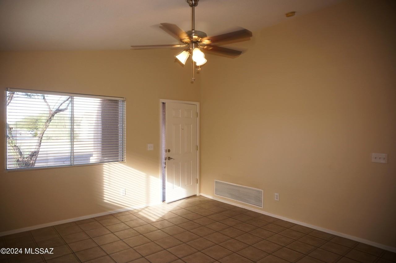 2201 S Saint Suzanne Dr - Photo 6 of 33