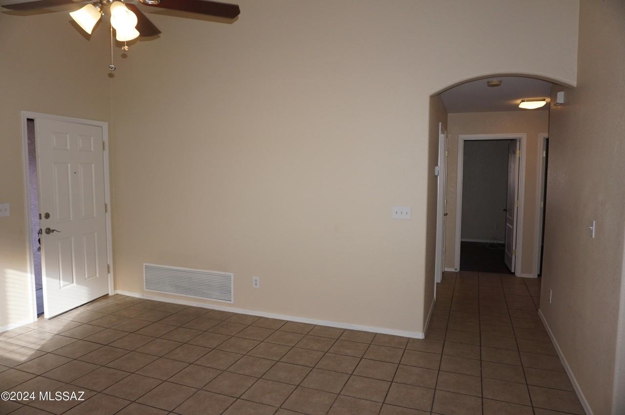 2201 S Saint Suzanne Dr - Photo 7 of 33