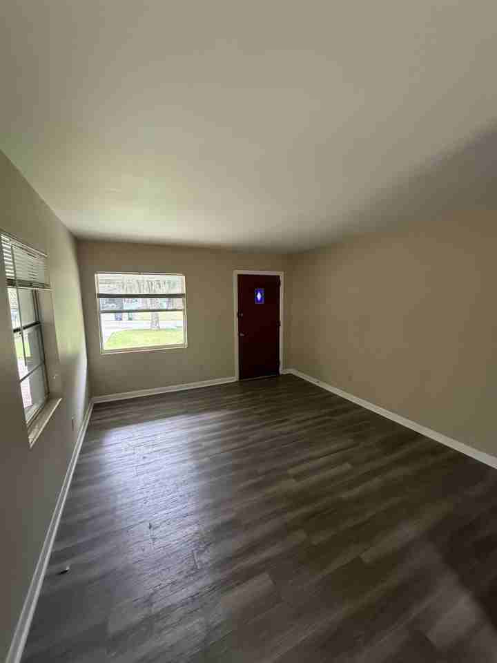 2404 Surrey St - Photo 2 of 11