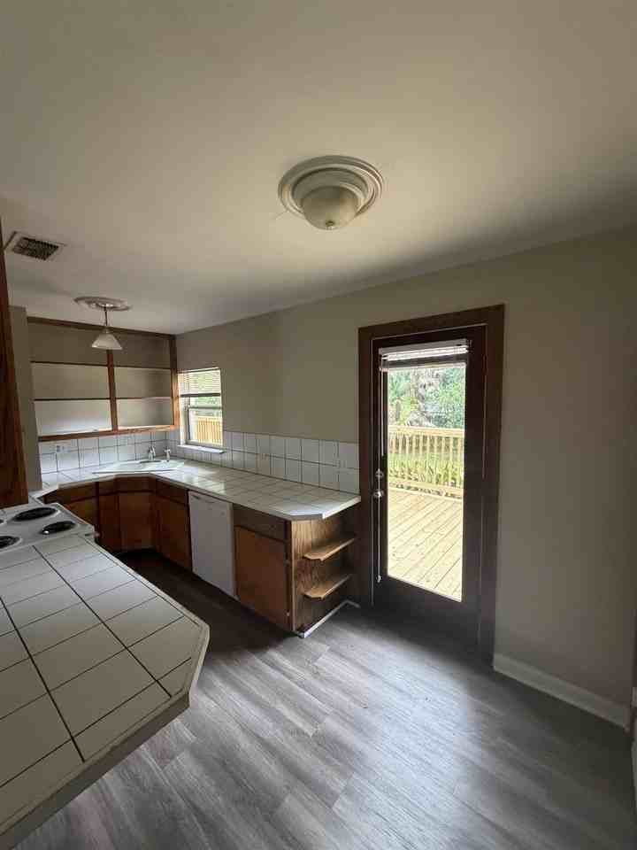 2404 Surrey St - Photo 3 of 11