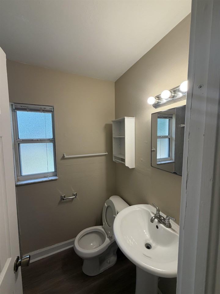 2404 Surrey St - Photo 4 of 11