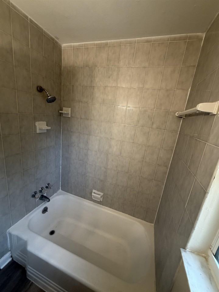 2404 Surrey St - Photo 5 of 11