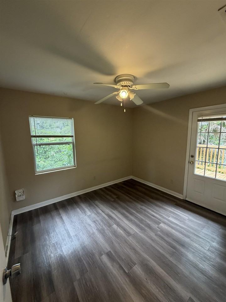 2404 Surrey St - Photo 6 of 11