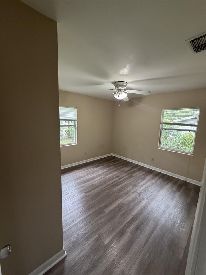 2404 Surrey St - Photo 7 of 11