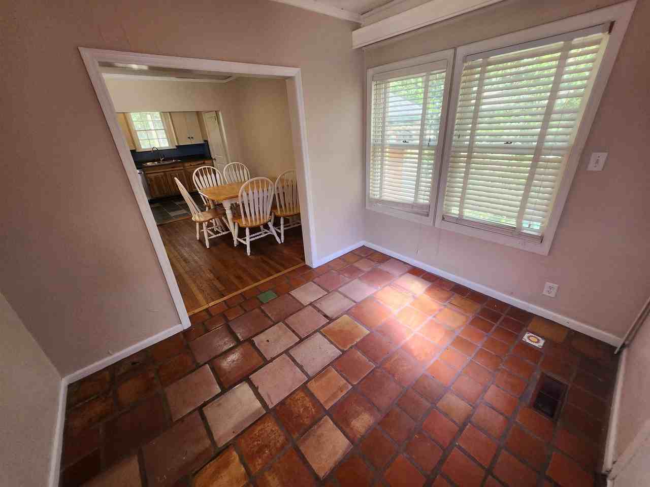 110 Barbara St - Photo 2 of 22