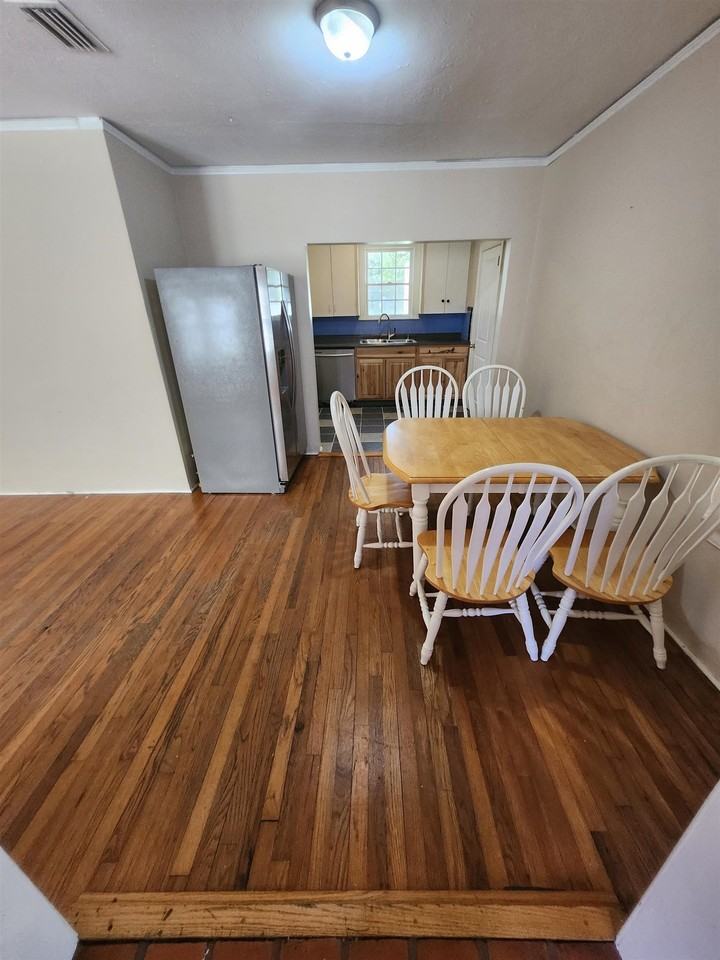 110 Barbara St - Photo 6 of 22