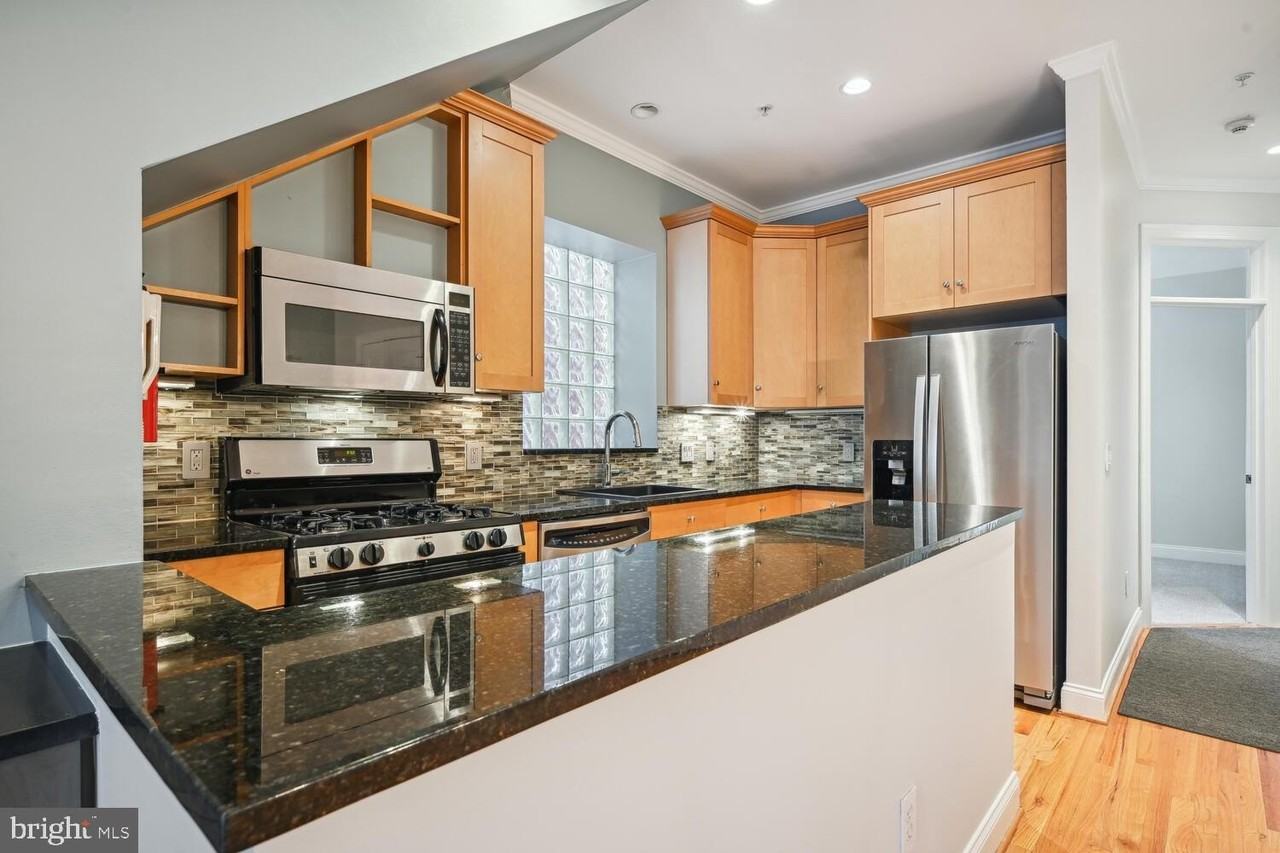 1832 Swann St Nw #B - Photo 5 of 17