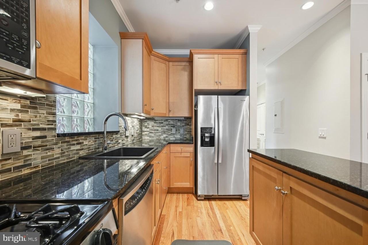 1832 Swann St Nw #B - Photo 7 of 17
