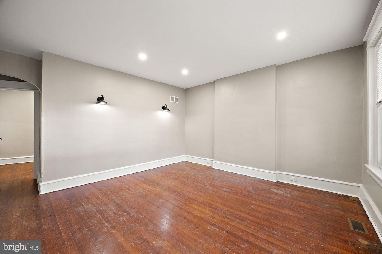 1522 W 7th St #1 - Photo 3 of 14