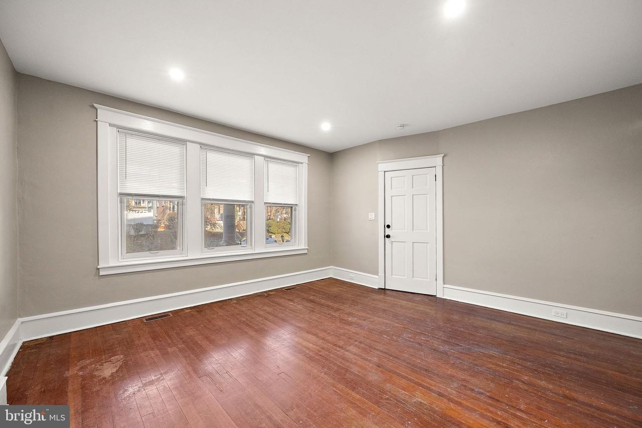 1522 W 7th St #1 - Photo 4 of 14