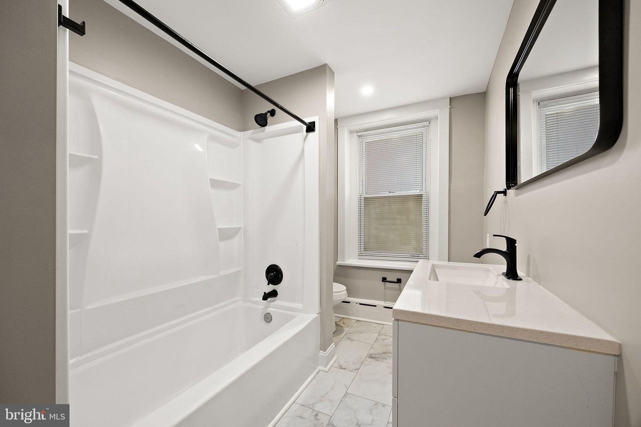 1522 W 7th St #1 - Photo 6 of 14