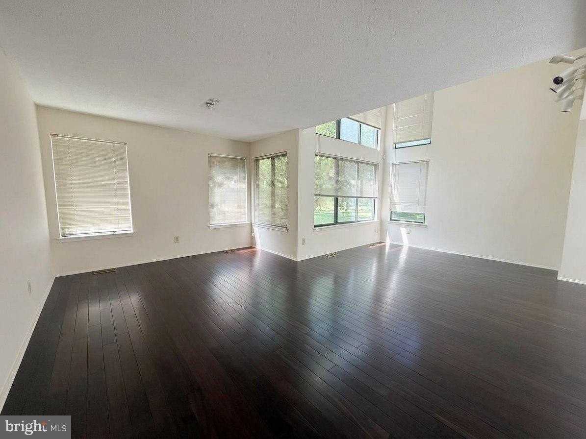 83 Sayre Dr - Photo 2 of 23