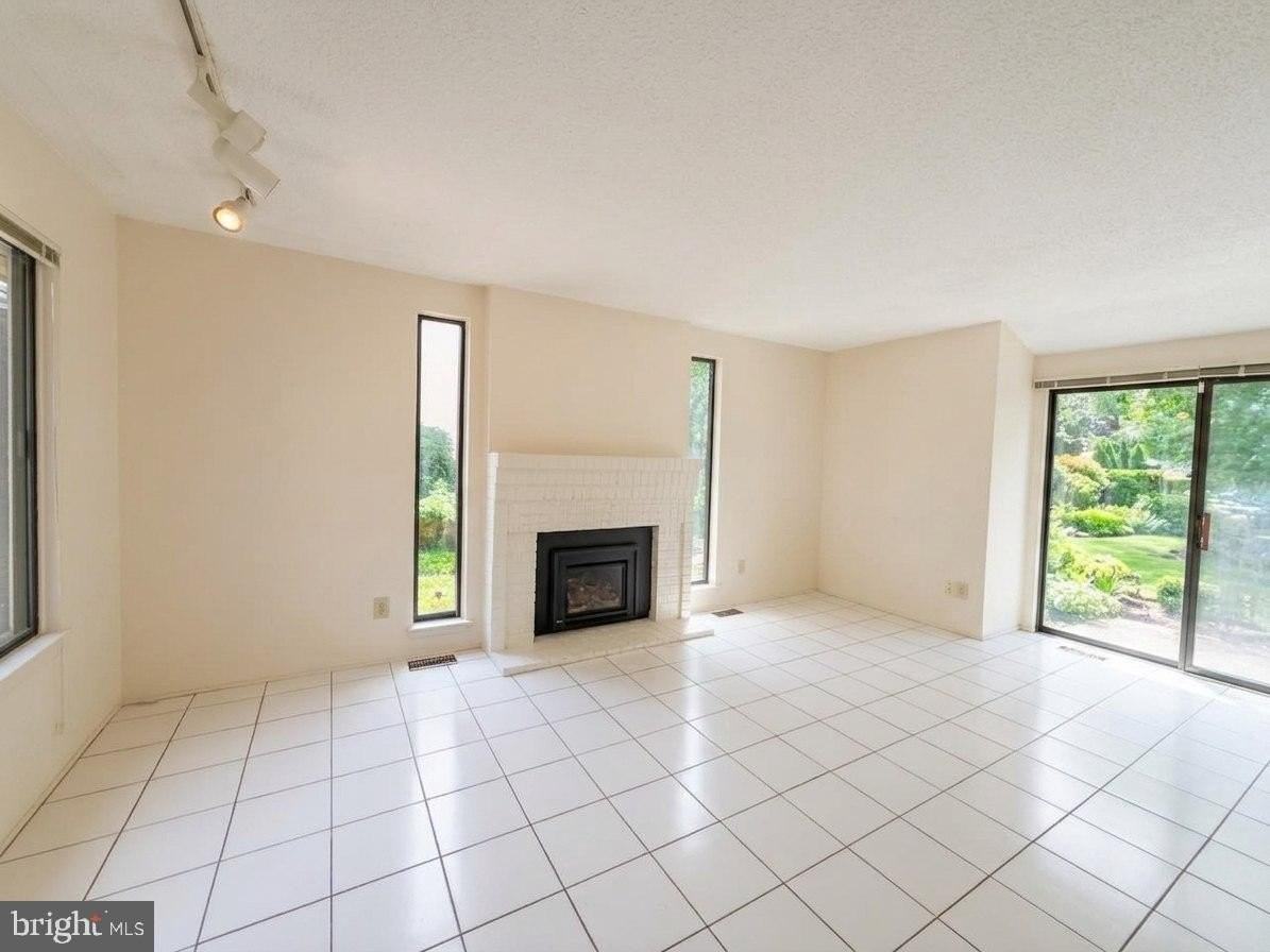 83 Sayre Dr - Photo 6 of 23