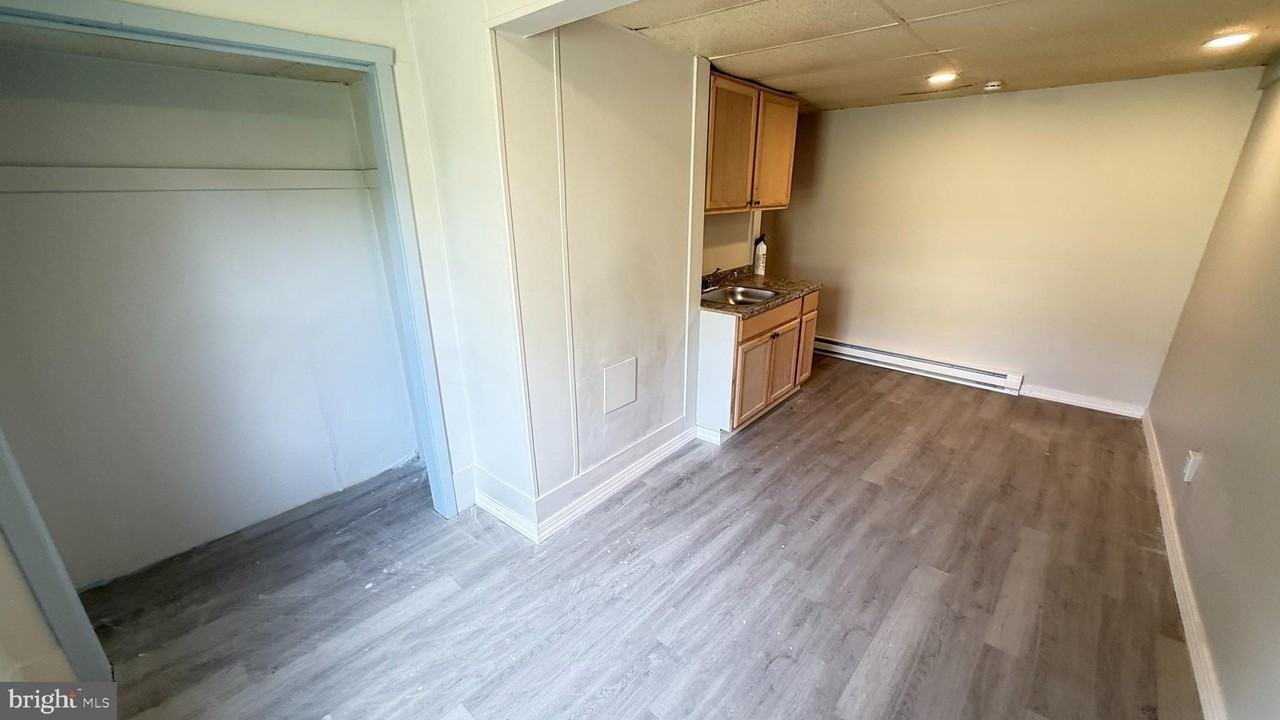 619 W State St #4 - Photo 2 of 7