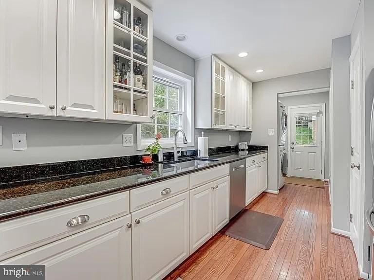 2221 Senseney Ln - Photo 3 of 33