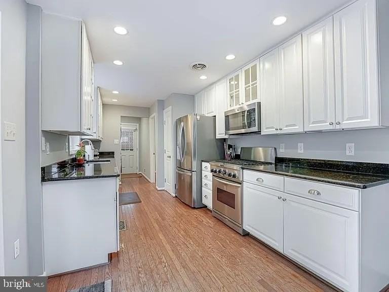 2221 Senseney Ln - Photo 4 of 33