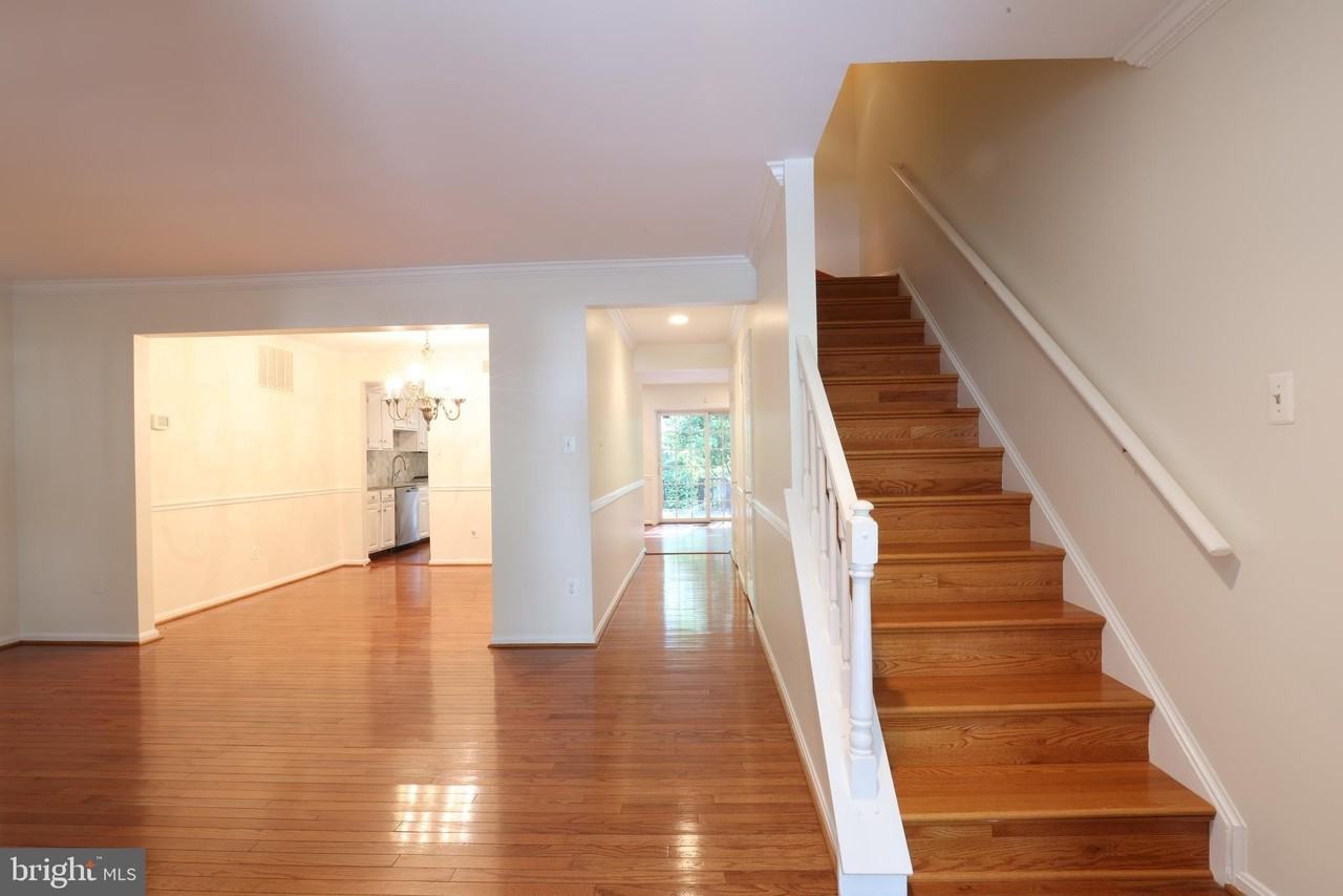 2184 Pond View Ct - Photo 3 of 34