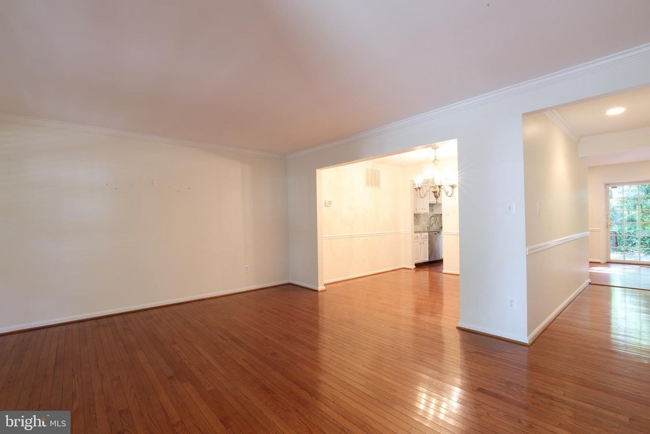 2184 Pond View Ct - Photo 4 of 34