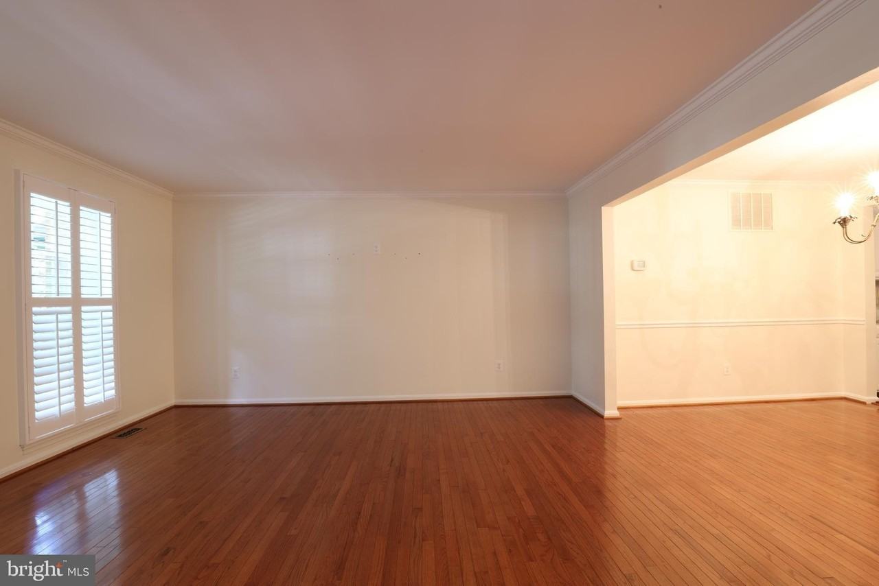 2184 Pond View Ct - Photo 5 of 34