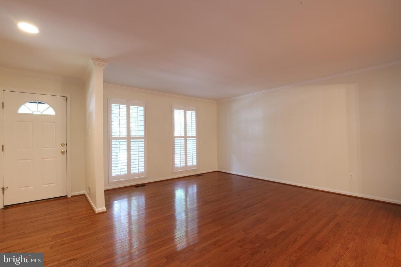 2184 Pond View Ct - Photo 6 of 34