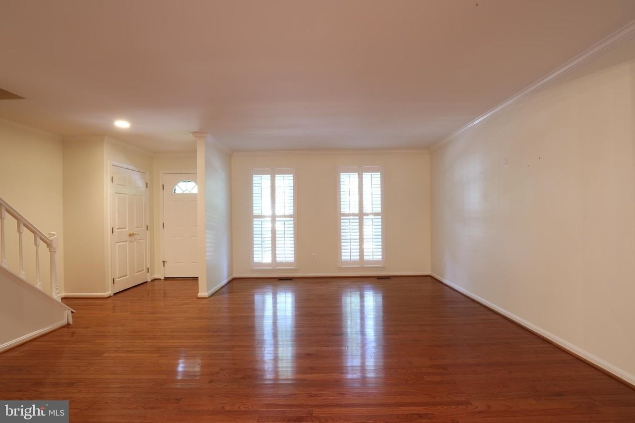 2184 Pond View Ct - Photo 7 of 34