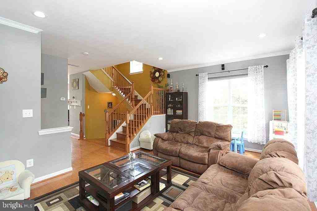 44269 Cornish Ln - Photo 3 of 15