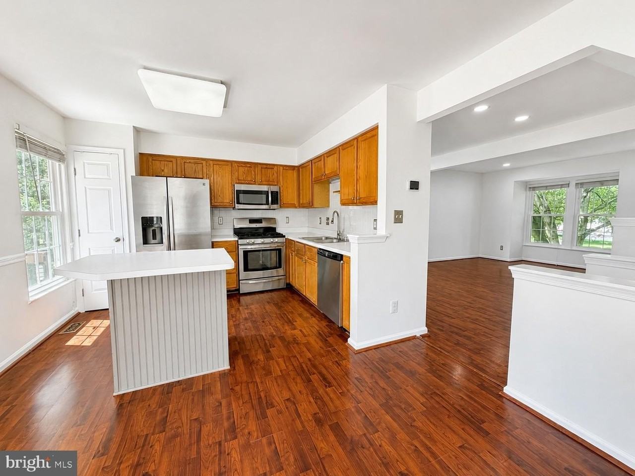 8268 Vermont Pl - Photo 4 of 29