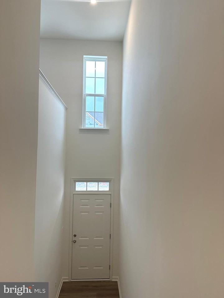 93 Stafford Pl - Photo 3 of 40