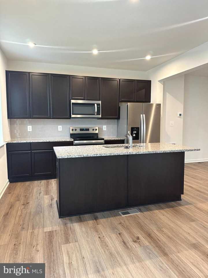 93 Stafford Pl - Photo 4 of 40