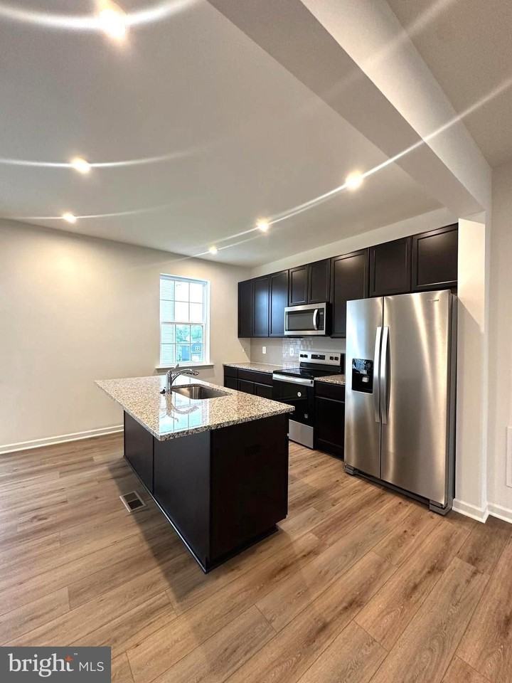 93 Stafford Pl - Photo 5 of 40