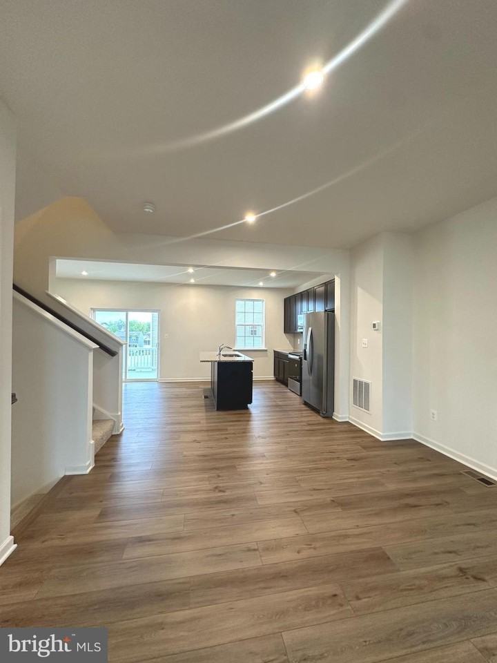 93 Stafford Pl - Photo 6 of 40