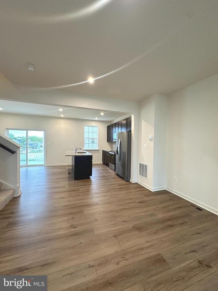 93 Stafford Pl - Photo 7 of 40