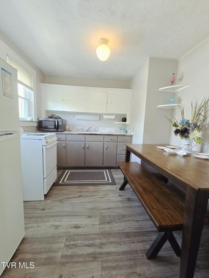 212 W F St #B - Photo 4 of 21