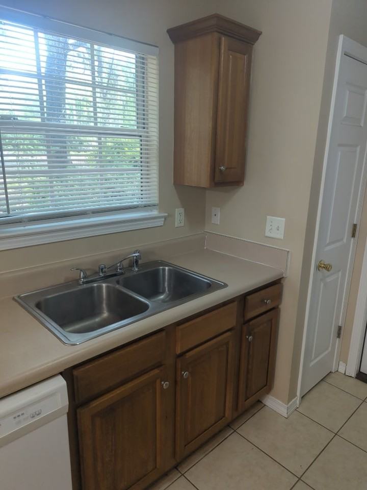 2560 Kingston Rd - Photo 4 of 9