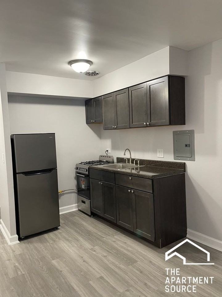 1040 W Hollywood Ave #420 - Photo 2 of 11