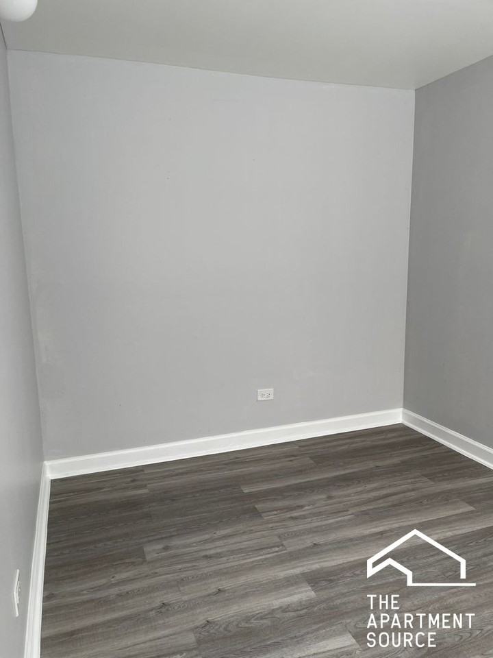 1040 W Hollywood Ave #420 - Photo 3 of 11