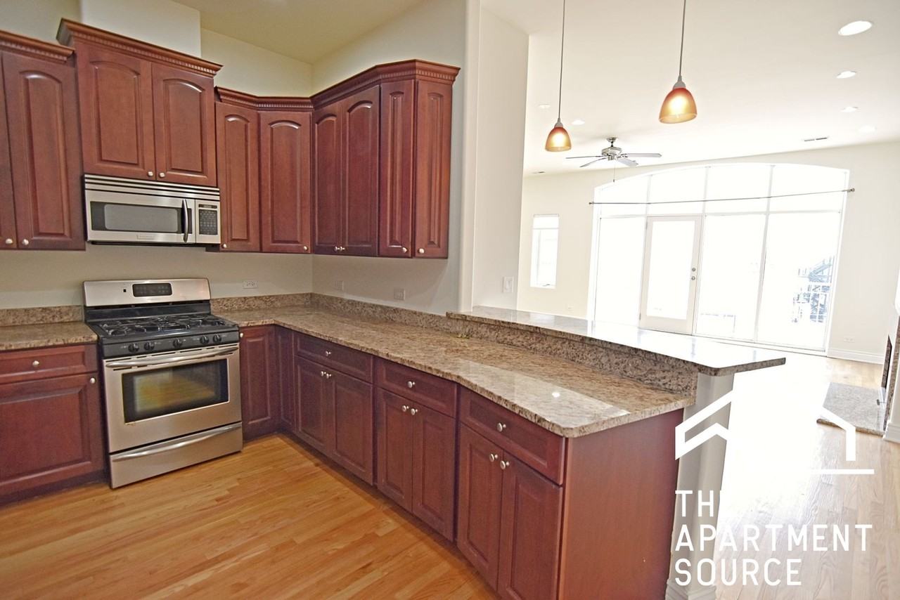 5140 N Clark St #4 - Photo 3 of 21
