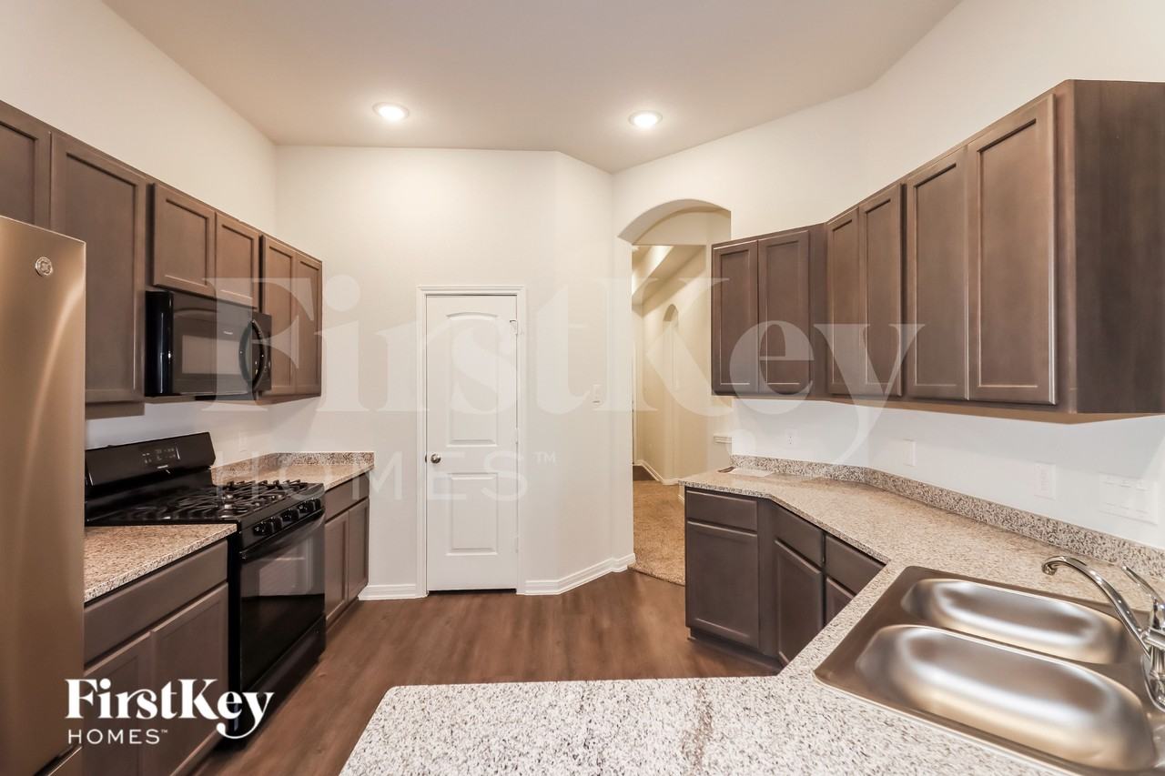 26020 Babe Ruth Dr - Photo 5 of 16