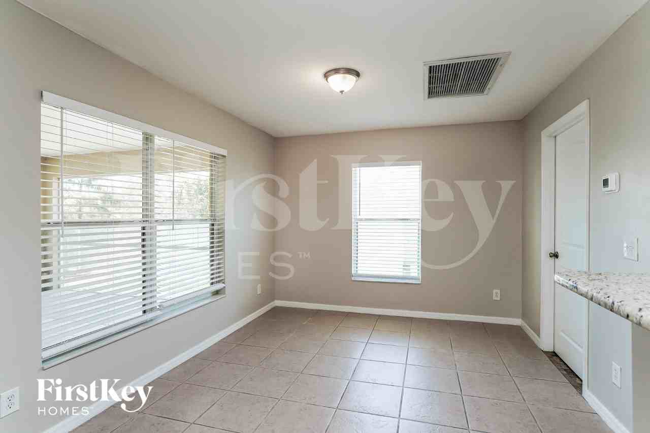 1002 Ne 33rd Ln - Photo 4 of 16