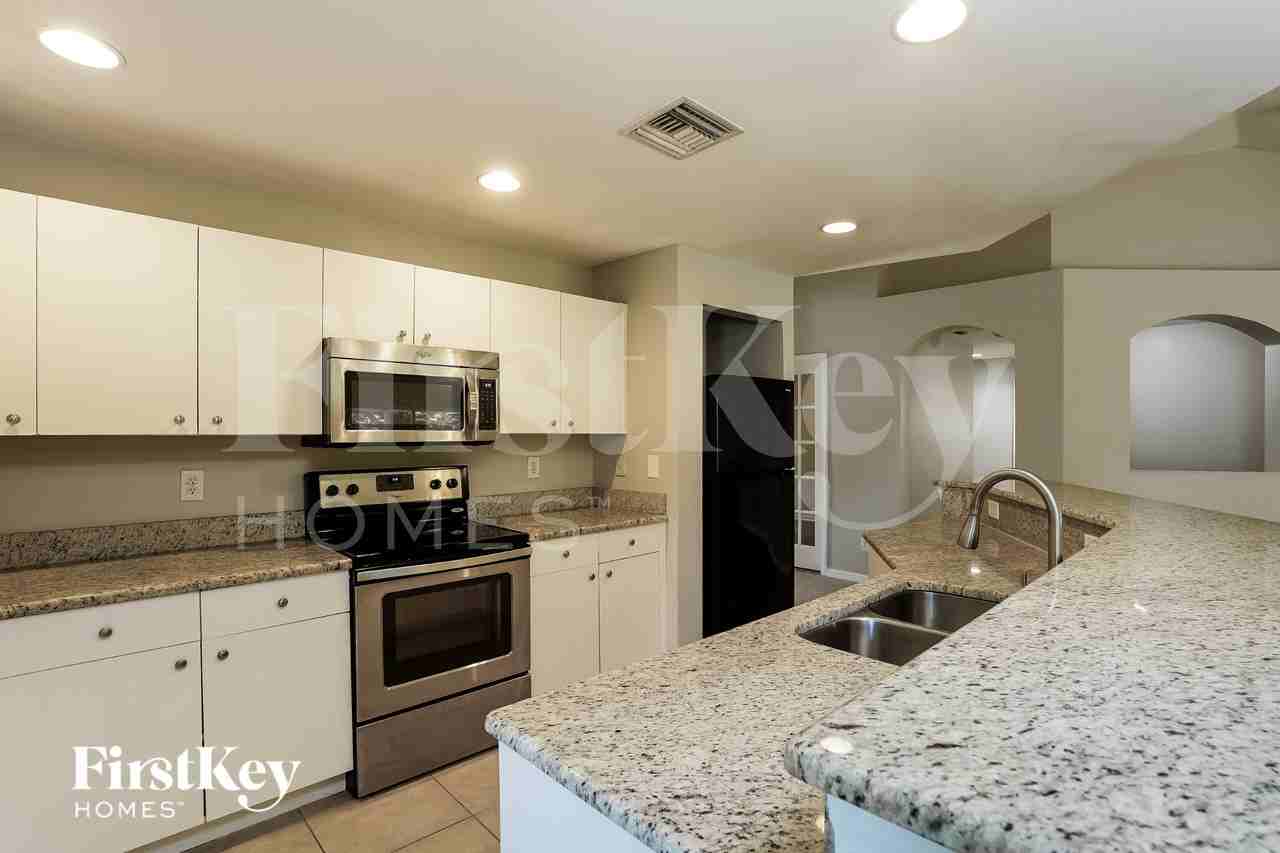 1002 Ne 33rd Ln - Photo 5 of 16