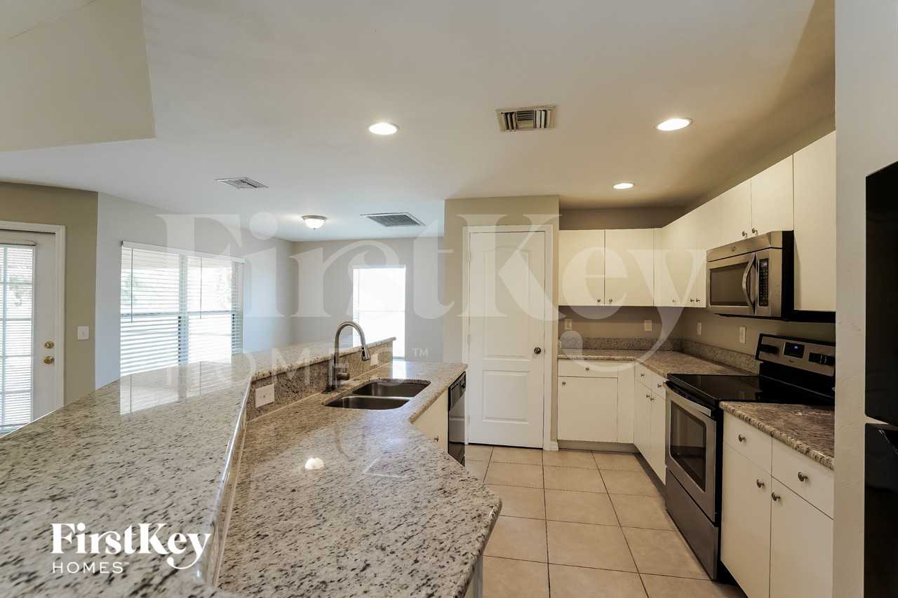 1002 Ne 33rd Ln - Photo 6 of 16