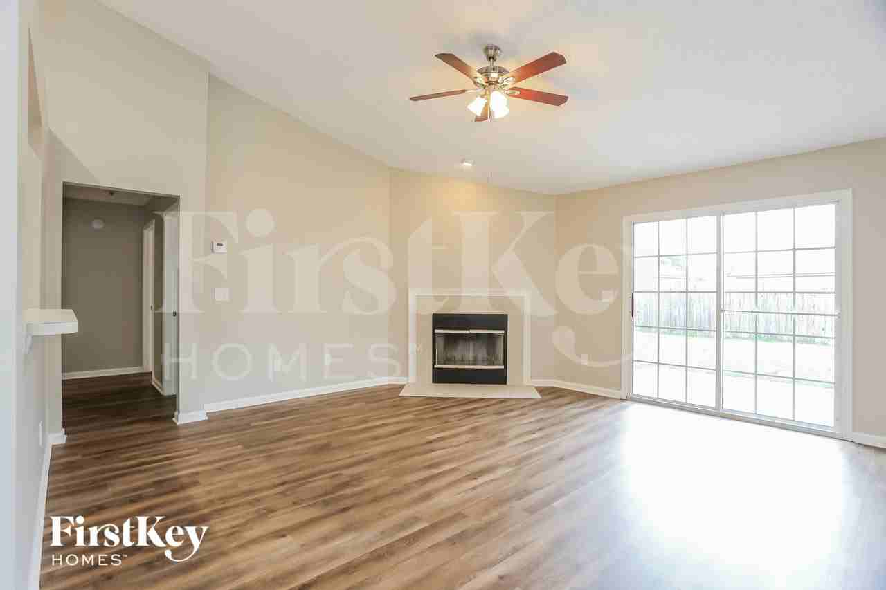 12759 Bentwater Dr - Photo 3 of 15