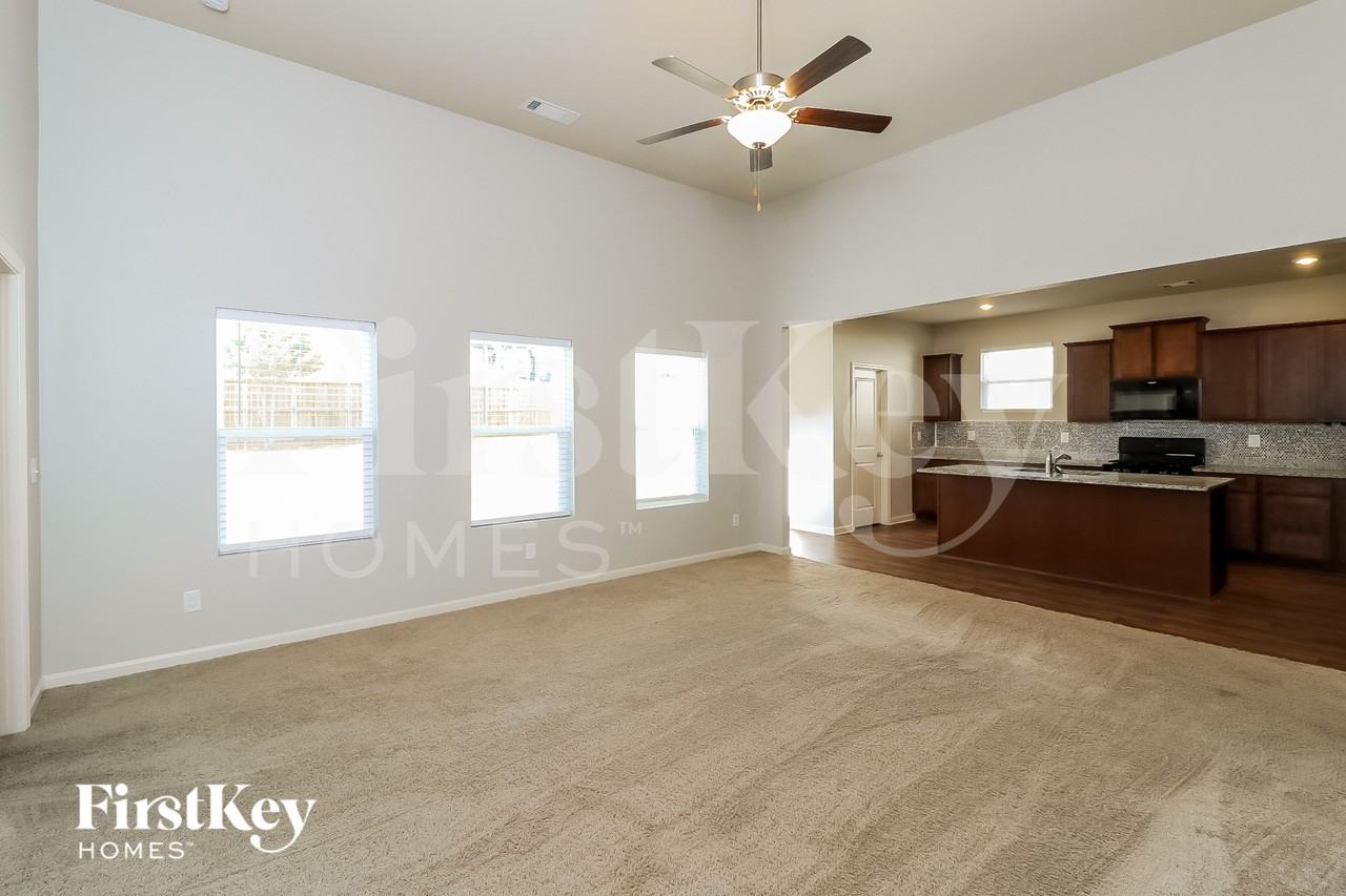 144 Scotland Dr - Photo 3 of 15