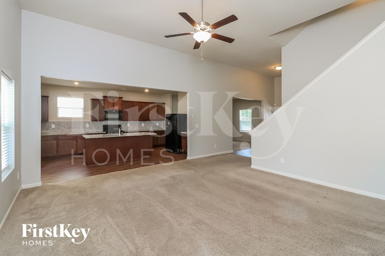 144 Scotland Dr - Photo 4 of 15
