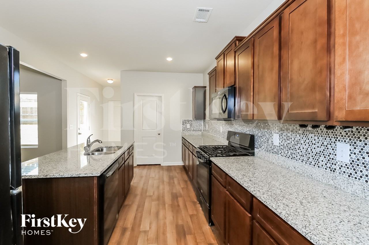 144 Scotland Dr - Photo 6 of 15