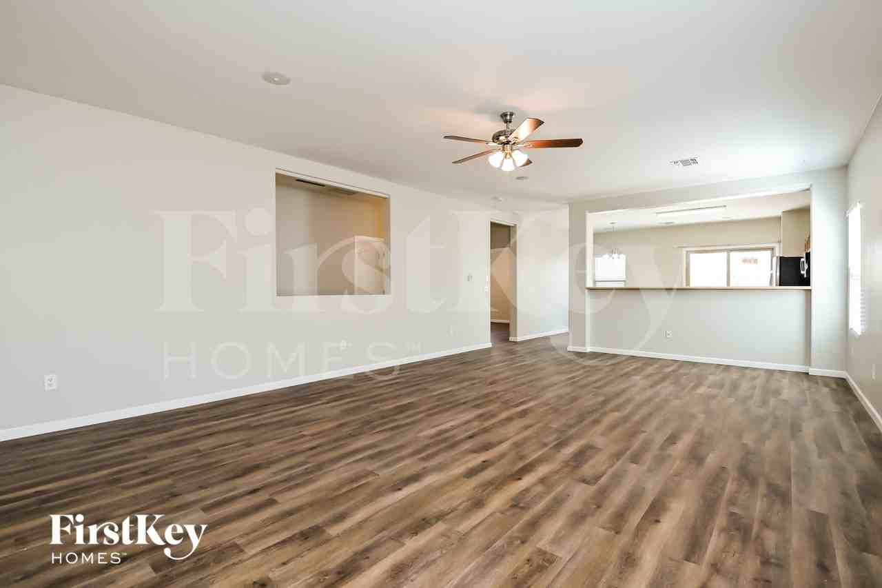 11366 W Massey Dr - Photo 2 of 15