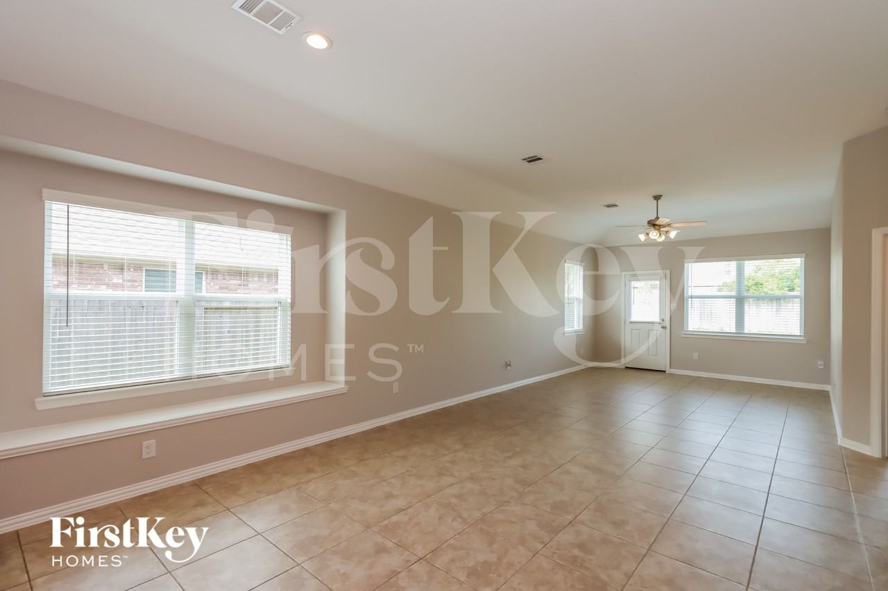 131 Brazos Dr - Photo 3 of 18