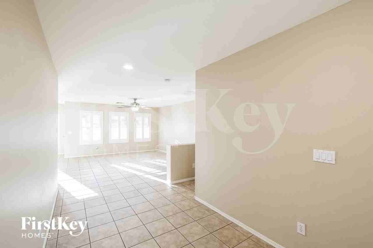 7015 S 43rd Dr - Photo 3 of 19